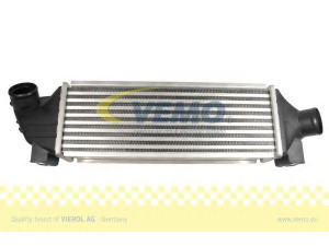 VEMO V25-60-0012 tarpinis suslėgto oro aušintuvas, kompresorius 
 Variklis -> Oro tiekimas -> Įkrovos agregatas (turbo/superįkrova) -> Tarpinis suslėgto oro aušintuvas
1 671 443, 1C159L440BA, 1C159L440BB