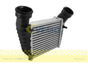 VEMO V15-60-5063 tarpinis suslėgto oro aušintuvas, kompresorius 
 Variklis -> Oro tiekimas -> Įkrovos agregatas (turbo/superįkrova) -> Tarpinis suslėgto oro aušintuvas
3B0 145 805 D, 3B0 145 805 D, 8D0 145 805 C