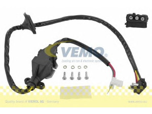 VEMO V30-79-0014 reguliatorius, keleivio pusės ventiliatorius 
 Šildymas / vėdinimas -> Orpūtė/dalys
129 820 02 10, 129 820 94 10, 129 821 33 51