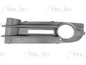 BLIC 6502-07-9545911P ventiliacijos grotelės, buferis 
 Kėbulas -> Kėbulo dalys/ sparnas/buferis -> Priekinis aerodinaminio pasipriešinimo sumažinimas/grotelės
2K0853683A