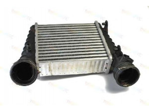 THERMOTEC DAW003TT tarpinis suslėgto oro aušintuvas, kompresorius 
 Variklis -> Oro tiekimas -> Įkrovos agregatas (turbo/superįkrova) -> Tarpinis suslėgto oro aušintuvas
3B0.145.805 D